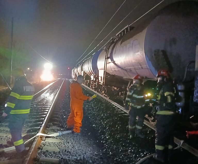 Intervenţie a pompierilor în gara Albeşti din județul Mureș, din cauza unor scurgeri de combustibil dintr-un vagon cisternă al CFR Marfă. Persoanele din zonă, evacuate