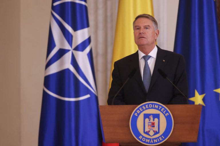 Președintele Iohannis și premierul Ciolacu, mesaje de solidaritate cu poporul american după tragedia aviatică din SUA
