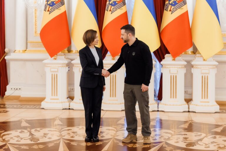 Zelenski le cere aliaţilor săi, într-o întâlnire cu Maia Sandu la Kiev, să caute un format de negocieri cu Rusia care să includă Ucraina. El se teme de un ”decret de pace” al Moscovei