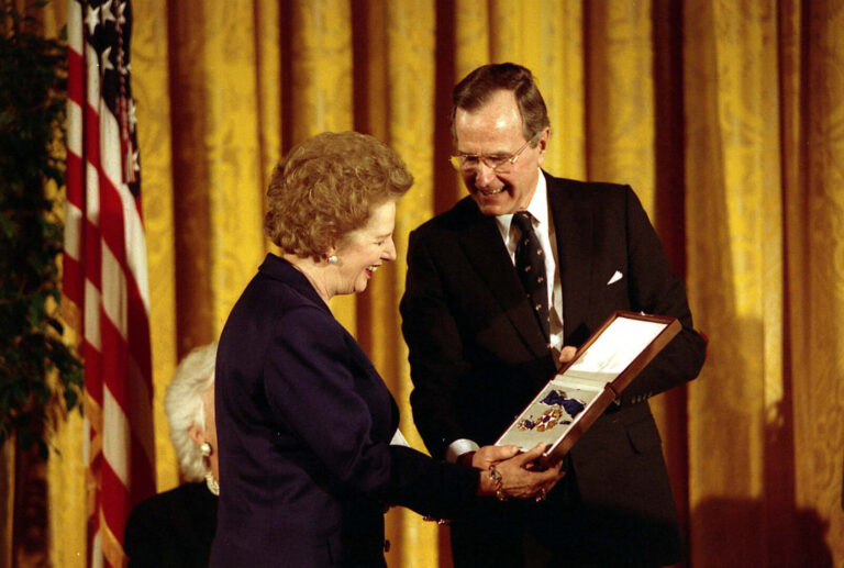 Laurence Olivier a învățat-o pe Margaret Thatcher să flirteze şi să-şi îmbunătăţească ţinuta