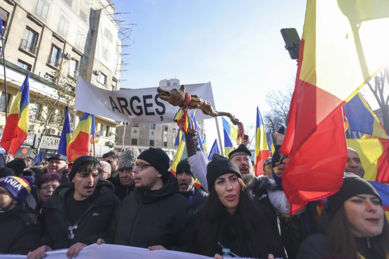 Protest în Bucureşti: O maşină a B1 TV a fost vandalizată, iar un operator a fost agresat / Bărbatul a fost trântit la pământ şi a fost lovit cu pumnul în coaste / Echipa Digi 24, ameninţată / Poliţia face anchete