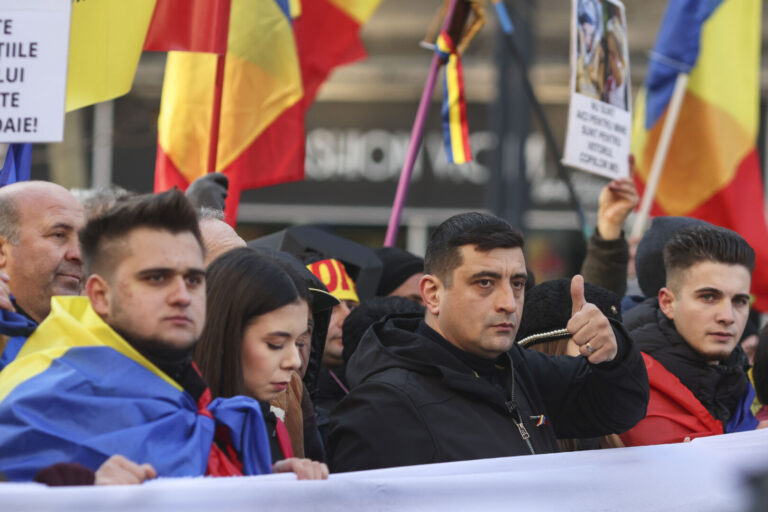 Protest de amploare organizat de AUR în Capitală faţă de anularea alegerilor. George Simion: Ciolacu şi tot Guvernul înfrânt în alegeri trebuie să plece