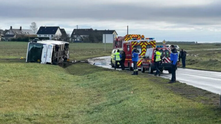 Franța: Un copil de 15 ani a murit și alți zeci de elevi au fost răniți, după ce un autobuz s-a răsturnat în apropiere de Châteaudun, în Eure-et-Loir