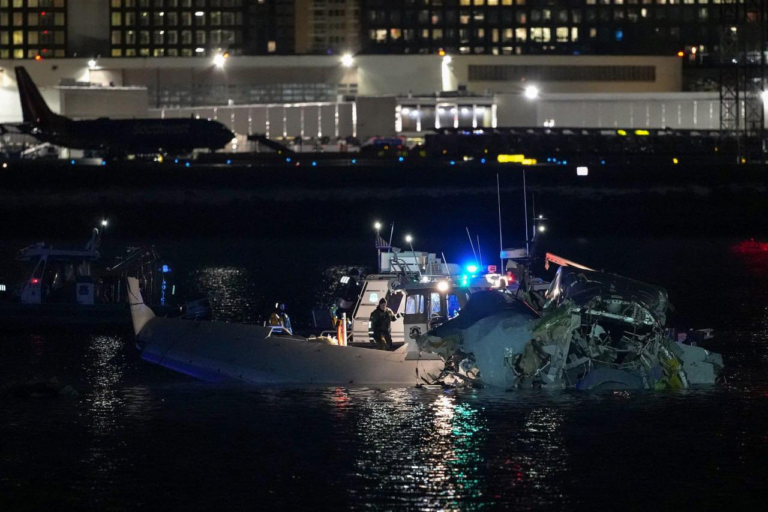 Tragedie aviatică la Washington: 28 de cadavre au fost scoase din apele fluviului Potomac
