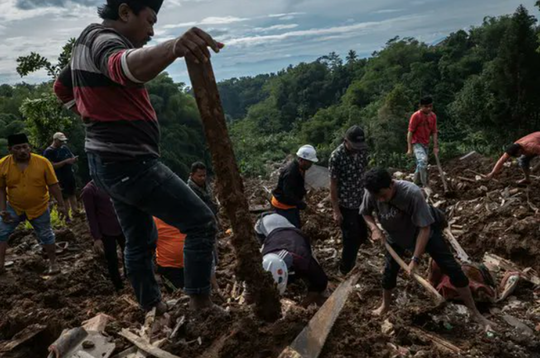 Indonezia: Cel puţin 16 morţi, zece răniţi şi cinci dispăruţi pe insula Java, în urma unei alunecări de teren