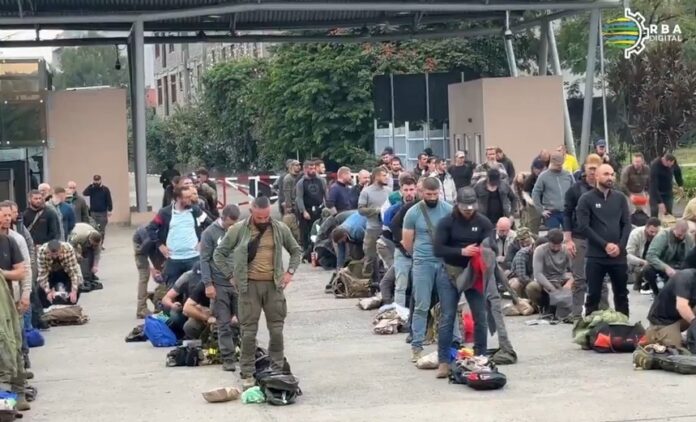 VIDEO | Mercenarii români s-au predat armatei rwandeze. MAE: Au părăsit zona de conflict