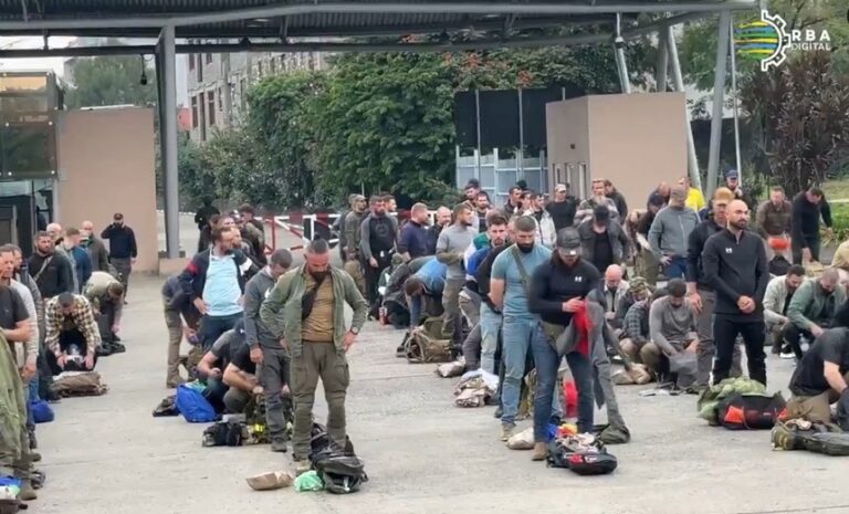 VIDEO | Mercenarii români s-au predat armatei rwandeze. MAE: Au părăsit zona de conflict