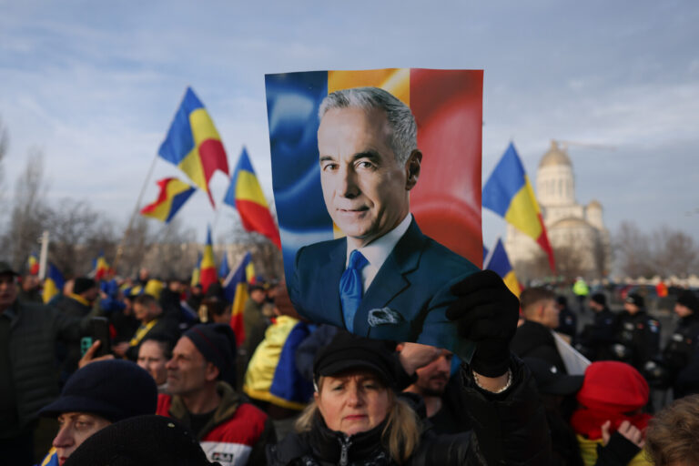 „Dacă-l interzic pe Georgescu, o să ardă mulţi din parlamentari”. Protest cu ameninţări în Piaţa Constituţiei