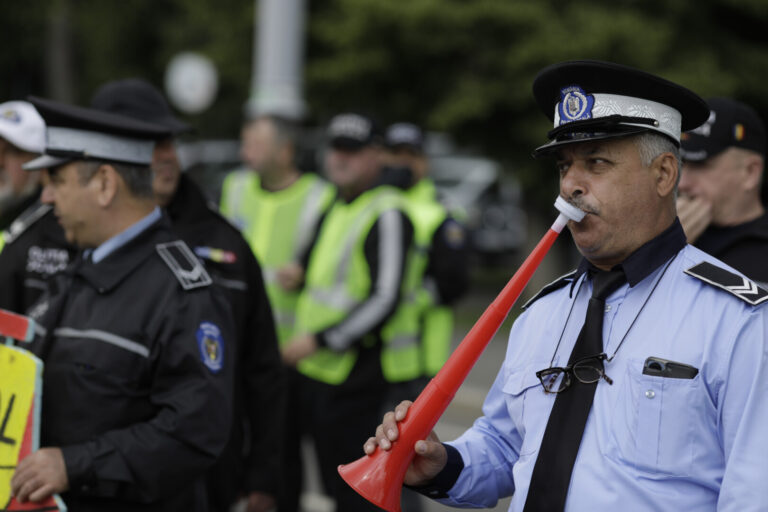Sute de poliţişti au ieșit în stradă să protesteze faţă de „Ordonanţa Trenuleţ”