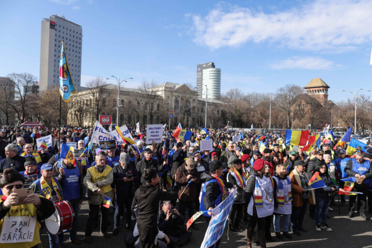 Mii de sindicaliști protestează în Piața Victoriei împotriva măsurilor de austeritate