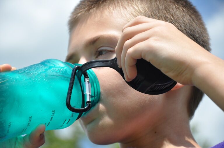Studiu | Majoritatea microplasticelor din apa potabilă sunt mai mici decât limitele din UE