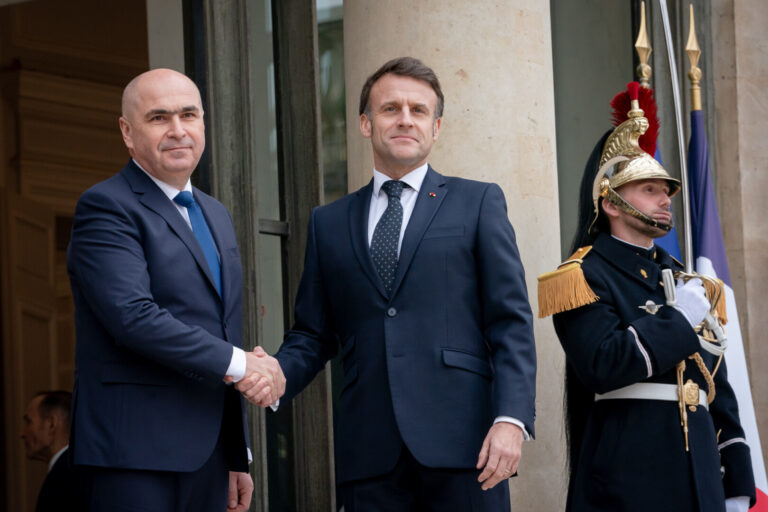 VIDEO | Preşedintele interimar Ilie Bolojan, primit de Emmanuel Macron la Palatul Élysée