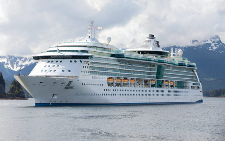 Zeci de persoane s-au îmbolnăvit la bordul unui vas de croazieră al companiei Royal Caribbean