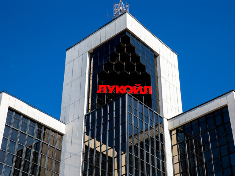 Newsweek: Interdicţie de a intra în ţară pentru doi spioni ruşi care aveau misiunea de a spiona România sub acoperirea Lukoil