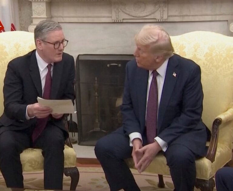 Premierul britanic Keir Starmer a plătit pentru a păstra un colier personalizat primit de la președintele Trump