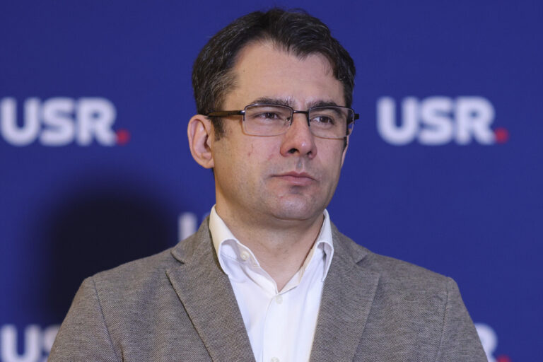 Pălărie (USR): Cei care au iniţiat această moţiune nu dau doi bani pe Parlament, sprijină un candidat la prezidenţiale care vrea să desfinţeze partidele