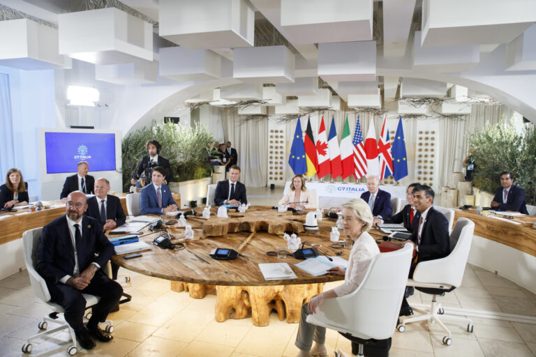 Scrisoare comună semnată de România și alte 11 țări în care cer G7 reducerea veniturilor obţinute de Rusia din energie