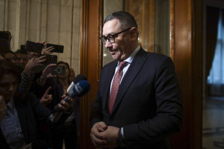 Victor Ponta, eliberat din funcţia de consilier onorific al premierului Ciolacu
