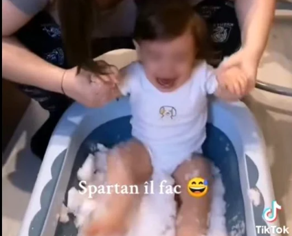 Mama care și-a băgat copilul într-o cadă plină cu zăpadă pentru un clip pe TikTok, cercetată de Poliție