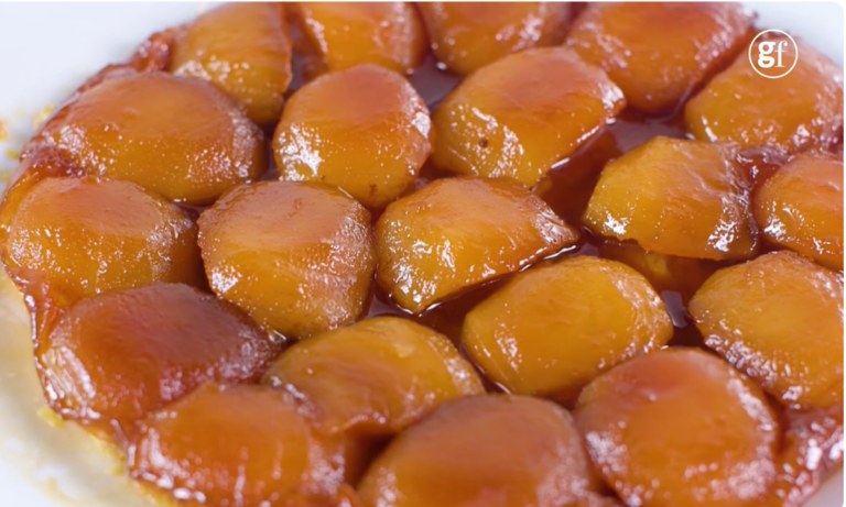 VIDEO | Prăjitură răsturnată cu mere caramelizate. Rețeta