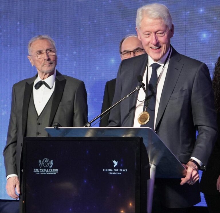 PHOTOS | Old friends and ex Presidents Bill Clinton, Emil Constantinescu get peace awards