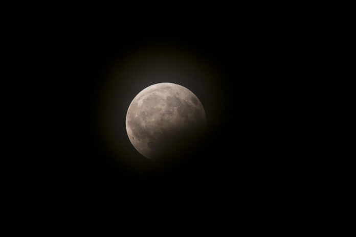 Eclipsă partiala de Luna