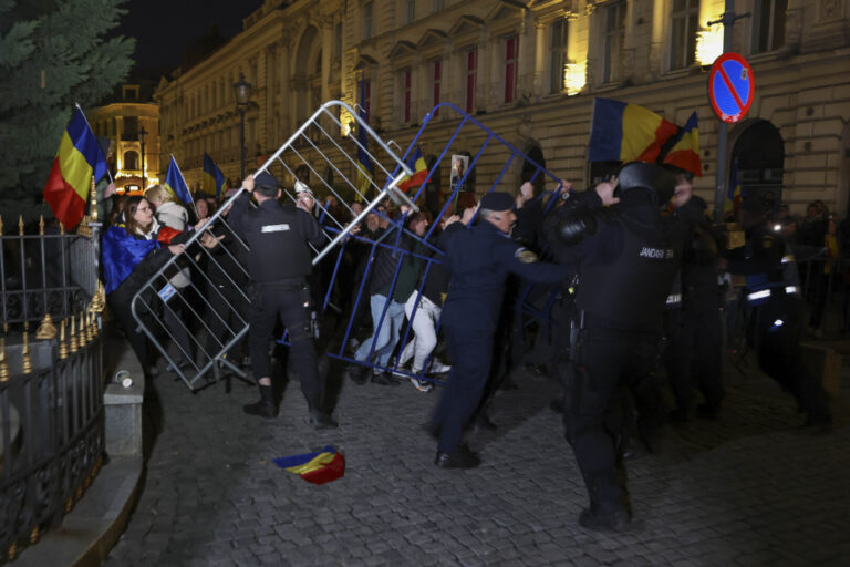 Nouăsprezece persoane au fost trimise în judecată după violențele din martie, izbucnite în fața BEC