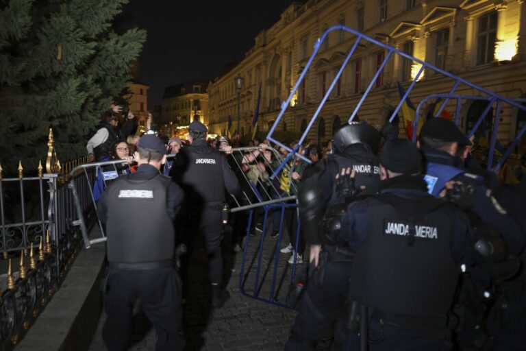 Violenţe în faţa BEC: Un jandarm a fost lovit cu un obiect contondent, după ce unii manifestanţi au rupt bucăţi de caldarâm