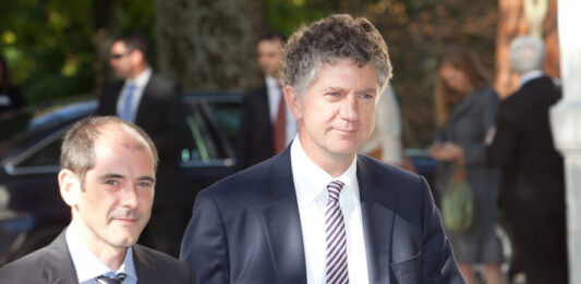 Jonathan Powell, în dreapta imaginii. Sursă: Dani Blanco via Wikimedia Commons