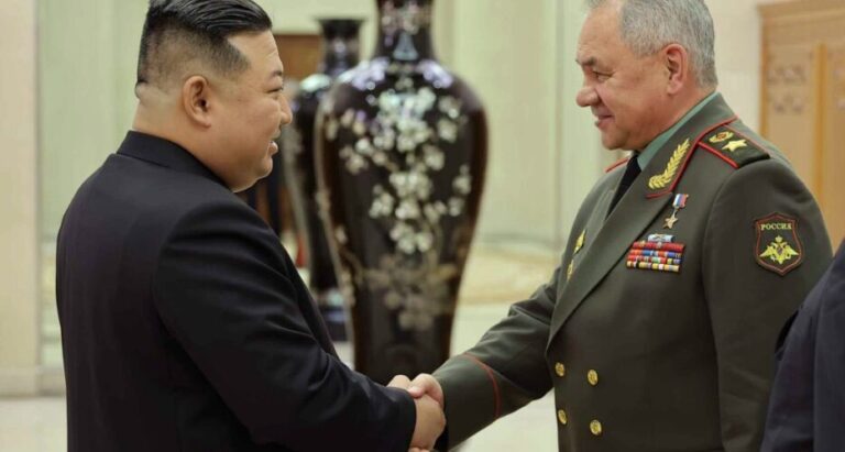 Putin l-a trimis pe Serghei Şoigu în Coreea de Nord, unde a discutat cu liderul Kim Jong Un despre Ucraina