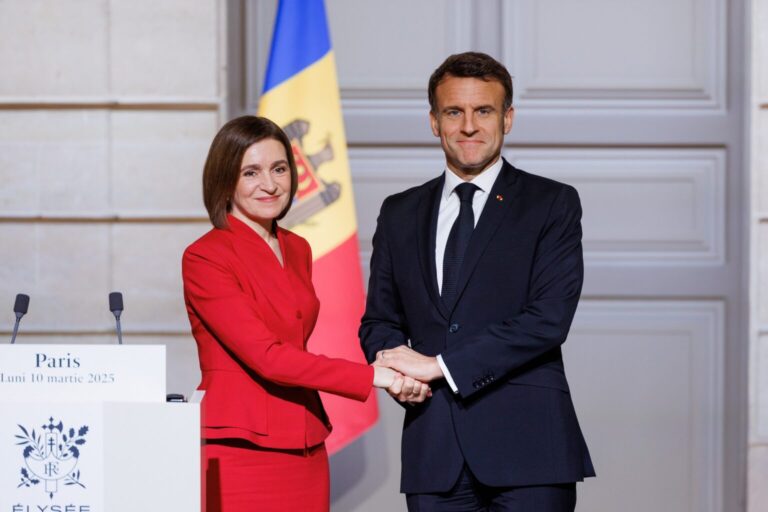 Macron denunţă ”tentativele ruseşti tot mai dezinhibate de destabilizare” a R.Moldova şi semnează un acord cu Sandu, la Palatul Élysée