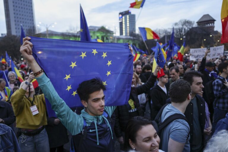 VIDEO | Mii de persoane, la mitingul ”EuRo Manifest” din Piaţa Victoriei. Susţinători ai lui Călin Georgescu, identificaţi în apropiere. Restricţii de circulaţie