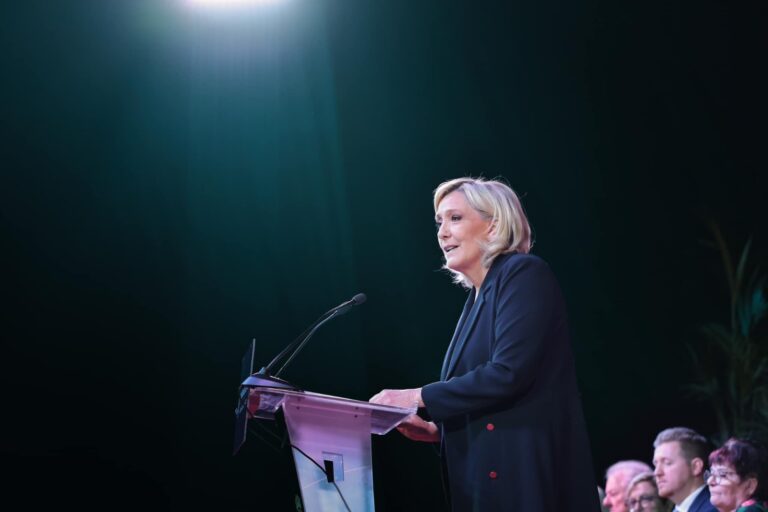 Lidera extremei dreapta franceze, Marine Le Pen, a salutat victoria lui George Simion