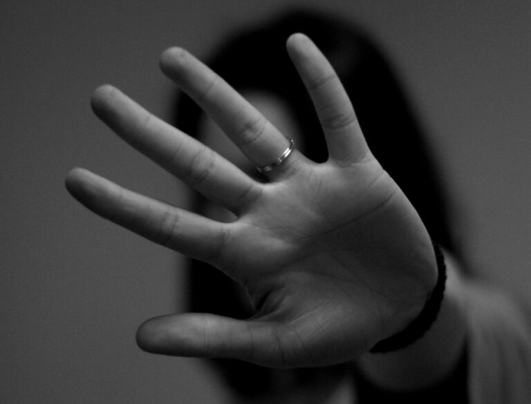 De ce violența domestică rămâne o criză ascunsă și ce se poate face în această privință