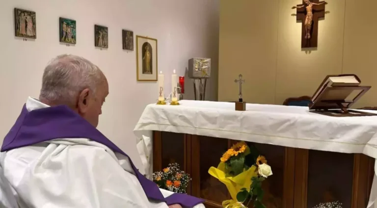 Vatican a publicat prima fotografie a Papei Francisc de la spitalizarea sa