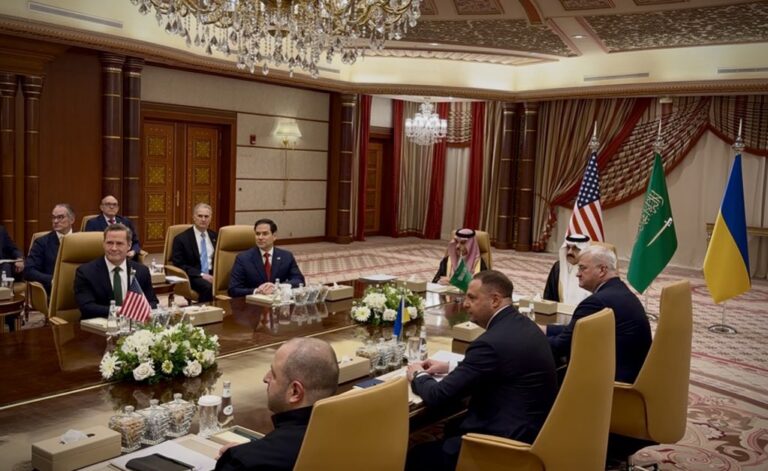 SUA ridică ”imediat” suspendarea ajutorului Kievului, Ucraina susţine o propunere americană a unui armistiţiu de 30 de zile în războiul cu Rusia, anunţă americanii şi ucrainenii