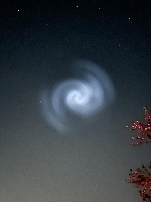 O misterioasă spirală albastră a apărut pe cerul din Franța și Regatul Unit. Explicațiile meteorologilor
