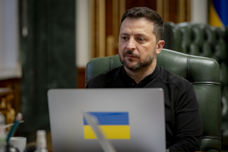 Zelenski anunţă că a avut o convorbire telefonică „productivă” cu Trump