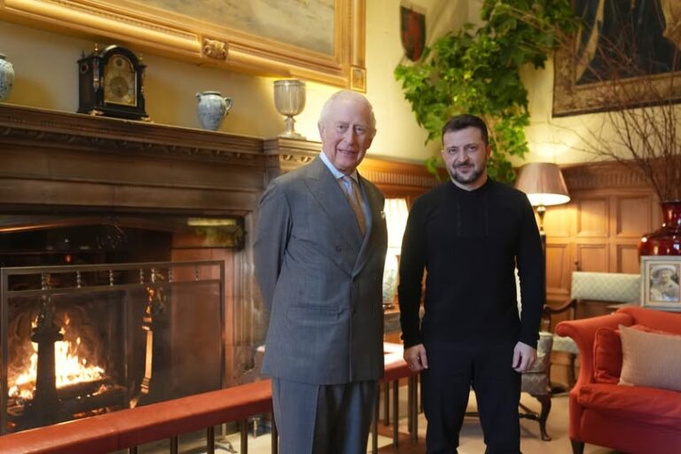 BBC: Spre deosebire de Trump, se pare că regele Charles nu are probleme cu ţinuta lui Zelenski