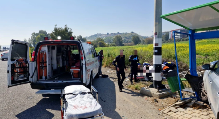 Atac terorist în nordul Israelului. Un bărbat a intrat cu maşina în oamenii dintr-o staţie de autobuz: Un mort şi cel puţin un rănit