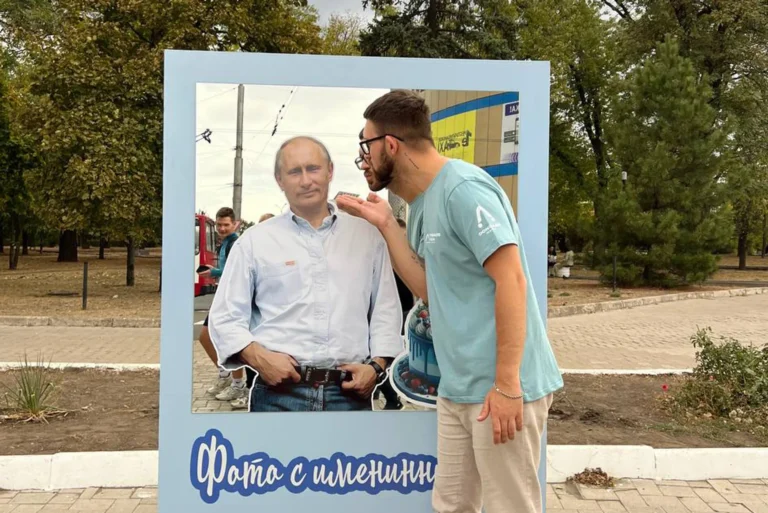 „Mulțumim, unchiule Vova”. Moscova investește în influenceri pro-ruși pentru a-și face propagandă partea ocupată a Ucrainei