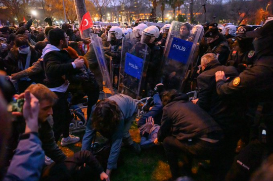 Manifestații la Primăria din Istanbul în sprijinul lui Imamoglu. Poliția a tras cu gloanțe de cauciuc / Mulțimea a cerut demisia lui Erdogan