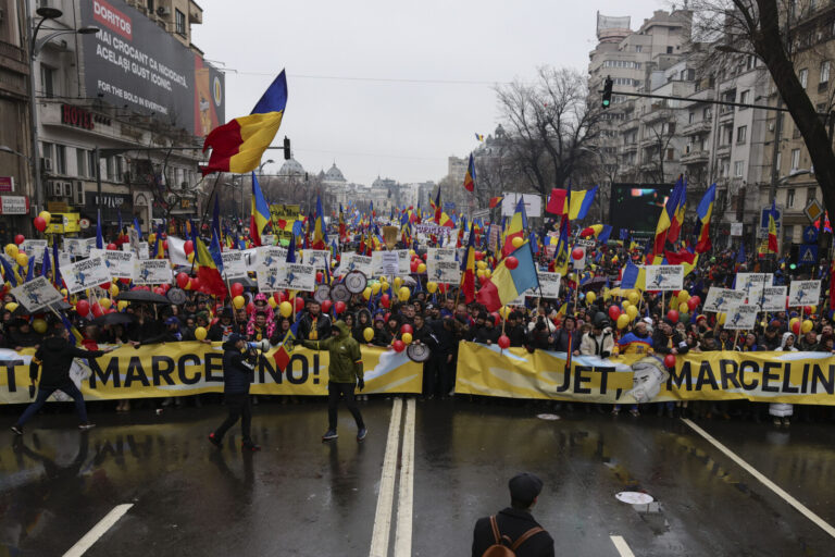 Miting AUR în Capitală. Manifestanţii au aruncat asupra forţelor de ordine cu sticle cu apă şi lăzi din plastic