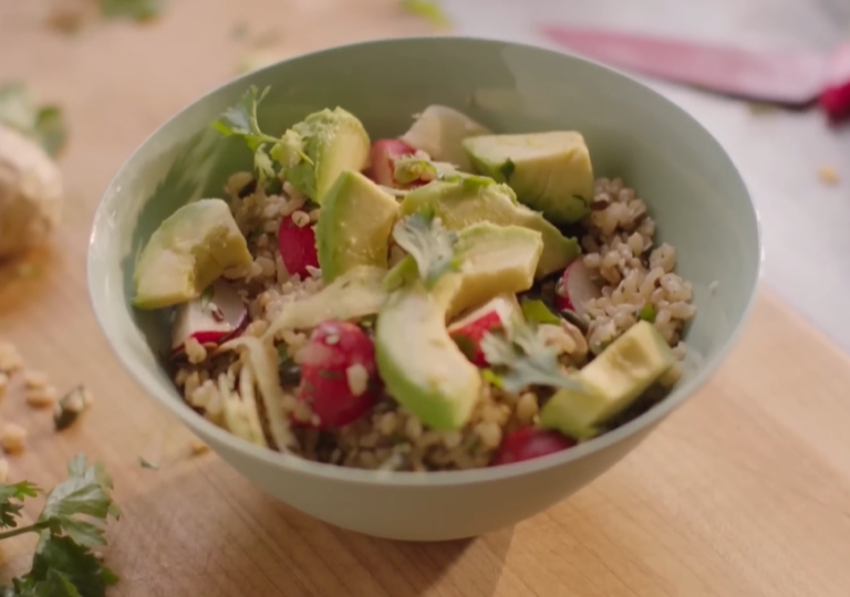 VIDEO | Orez cu ghimbir, ridichi și avocado. Rețeta