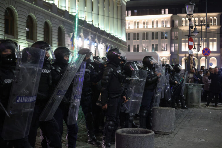Violențe în centrul Capitalei după respingerea candidaturii lui Călin Georgescu: 13 jandarmi au fost răniți, 4 sunt încă în spital / Trei dosare penale deschise