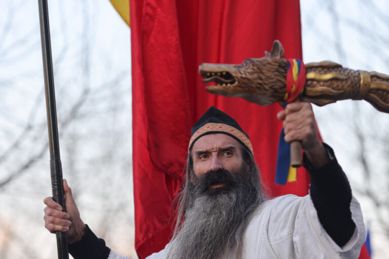 Stegarul Dac, plasat sub control judiciar pentru 60 de zile, după ce a agresat un jandarm în apropierea Arestului Central