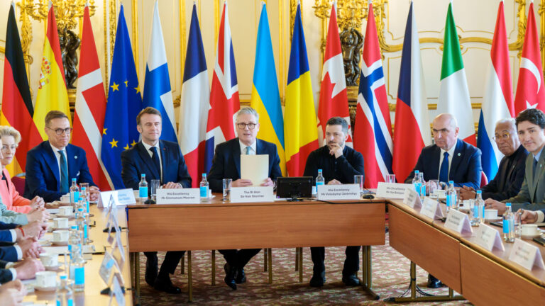 Să se întărească și să treacă la acțiune. Pentru a evita să fie striviți, aliații Americii au nevoie de un plan mai bun decât lingușirea și concesiile
