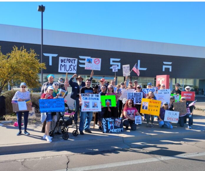 Protest la showroom Tesla