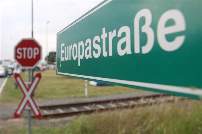 Austria închide de sâmbătă unele treceri de frontieră cu Ungaria și Slovacia din cauza febrei aftoase