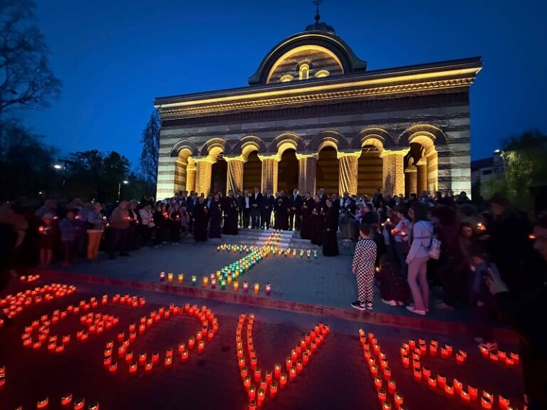 Calea Luminii – 2.026 de candele aprinse în centrul Târgoviștei în Joia Mare